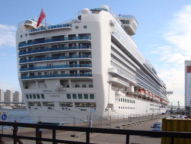 Cruiseschip ms Emerald princess aan de Cruise Terminal Rotterdam